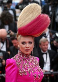 Вот чемпионка по экзотическим причёскам.