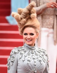 Вот чемпионка по экзотическим причёскам.