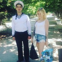 Все правильно, военнослужащему, в форменной одежде, носить котомки, авоськи и прочие пакеты запрещено.