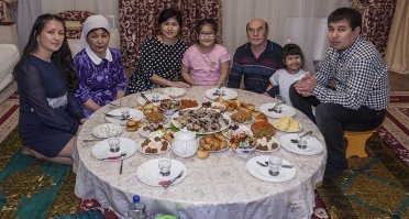 А пельмени? Пицца? И прочие национальные блюда, не рядовые?
 Для казахов бешпармак - не повседневное блюдо. Ну и даже не с голодухи  пальчики оближешь.