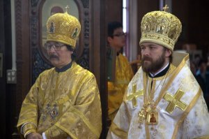 Затем же, зачем и православному священнику митра!?? Корни этой традиции одни и те же? Кто то знает?