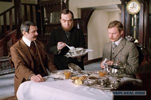 - Что там за шум на поле, Бэрримор?
- Какие-то пакистанцы поле топчут. Брачные игры.
- А что нельзя было обойтись без тракторов и вертолетов?
- Романтики, сэр.