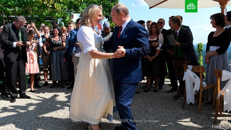 На свадьбе главы МИД Австрии Карин Кнайсль и бизнесмена Вольфганга Майлингера Путин станцевал с невестой. А подарил молодоженам, кстати, выступление казачьего хора