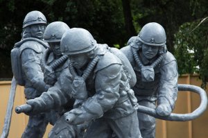 Лица пожарных,фрагмент мемориала  Тем, кто спас мир  посвящён пожарным, принявшим участие в ликвидации последствий аварии на Чернобыльской АЭС.