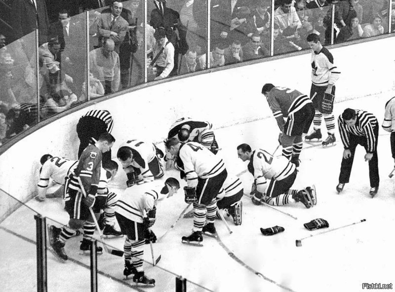 1962 год. Матч остановлен. Судьи, игроки  Торонто  и  Чикаго  ищут выпавшую контактную линзу Боба Невина.