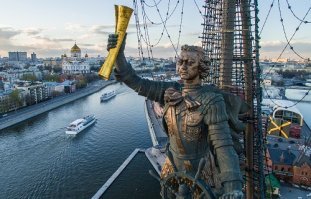 Можно просто голову поменять, как это сделали с памятником Петру-1 в Москве.  Ваяли памятник Христофору Колумбу чтобы продать в США, но  американцы отказались его покупать, тогда З.Церетели сменил голову Колумба на Голову ПЕТРА-1 и продал этот памятник Москве.