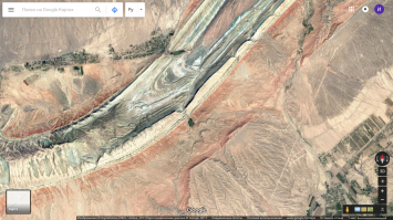 Сурхан. Одно и то же место с дороги и со спутника.