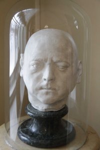 Насчёт "несходства"...
Согласен, что шемякинская скульптура скорее гротескна, пропорции тела и головы 15:10. Но ПОРТРЕТНОЕ сходство абсолютно, т.к. для скульптуры была использована ПРИЖИЗНЕННАЯ гипсовая маска, сделанная Растрелли (хранится в Русском музее).