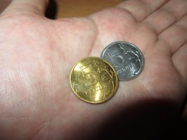 А это в качестве прикола. Просто 5-рублевая монета покрытая чистым 99.99 золотом (обычная рядом лежит для сравнения). Я этому "специалисту" финансовому мог бы чемодан "золотых" колец сделать... Это к вопросу о выгодности скупать б/у-шные  колечки с рук...