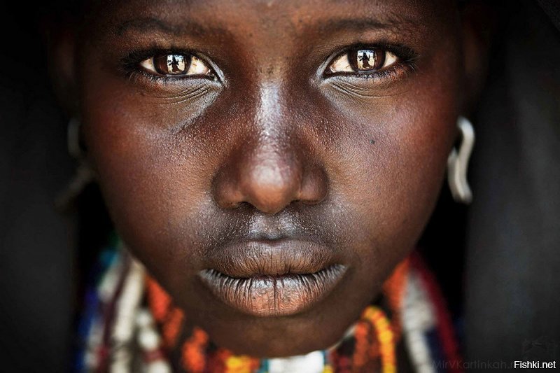 Ее главная задача - ездить по странам Африки, находить и снимать необычные лица, показывая их красоту. 
Ездит с  бригадой "штукатуров" и ведрами материала. 
Красота заключается в натуральности и естественности. А это совсем другое. Я бы сказал макияж - это маска за которой прячутся.