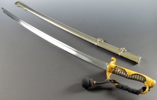 Офицеры флота в Японии были вооружены саблей кю-гунто. Вопрос в том что сабля по размеру соответствовала больше вакиндзаси. И порой представители старых самурайских родов вставляли в саблю один из родовых клинков. Которым реально могло быть не одна сотня лет.  Ну а сменить эфес сабли на рукоять для меча это для Японии довольно лёгкая задача.
И да сабли с подобными клинками были скорее делом выпендрёжа. Пользоваться ими было невозможно. Ибо меч не сабля.