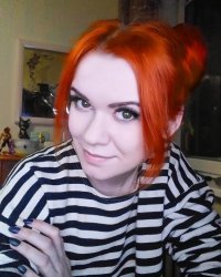 Это не они такие красивые, это она их украшает