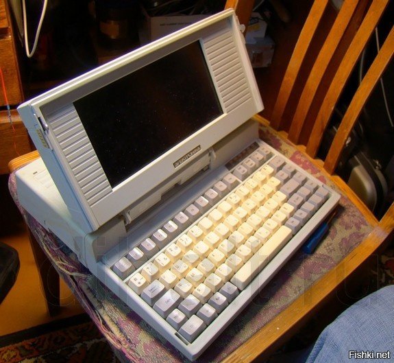 в 1991 году ноутбук для студента был вещью сопоставимой по цене с вертолетом среднего класса типа МИ-8
и выглядел вот так