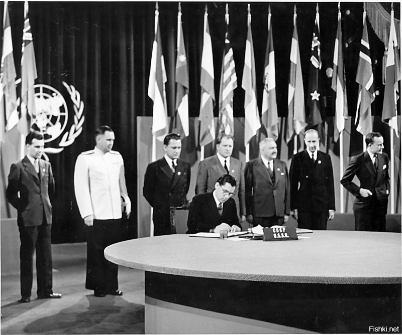 На фотографии: глава делегации СССР на конференции в Сан-Франциско А.А. Громыко подписывает устав ООН.  26 июня 1945 г. Так СССР стал членом ООН.
РФ не является членом ООН а выполняет эту роль вместо СССР теперь.