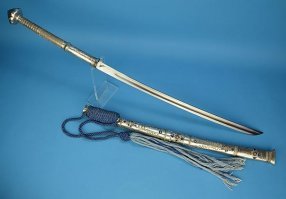 Щит всегда казался вещью, связывающей движения. Ни руку сменить, ни взять двумя, ни захвата сделать.. Под мою, например, личную пластику и тактику идеален меч дха или кием (картинка). Рукоять не меньше трети общей длины, перехватывай как угодно, нетяжёл, но мах очень мощен, выдвигается на колющий далеко, рукоять как дубинка.. Щит тут только помеха, особенно против группы