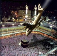 Интересно что будет, если во время хаджа прилетит вертолёт и начнёт орошать всё свиной кровью включая камень и скидывать на землю горящие листки Корана вперемешку с мочой неверных?  Мусульмане будут считать это место и всё что на нём - запарафиненым, и будут искать себе новый идол, или нарушат веру и будут молиться осквернённой святыне? И то и то как бы отправляет их прямиком в ад.. Есть тут востоковеды, кто может пояснить что произойдёт?
Не даёт мне этот вопрос покоя.. всё таки одним махом можно вышибить центр религии миллионов мусульман. :)