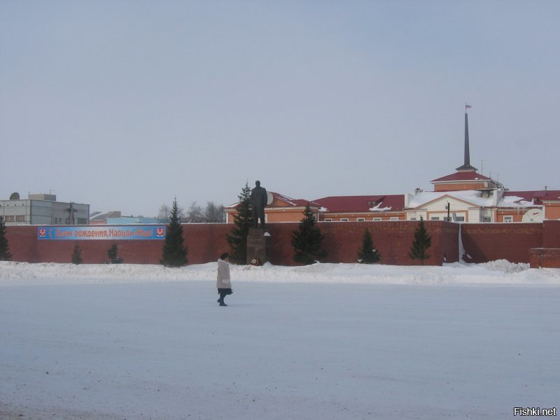 Красный чум - Нарьян Мар.
Здание правительства Ненецкого Автономного округа - его действительно так называют.