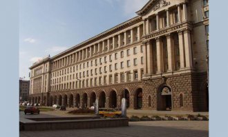 А вот и дом правительства: