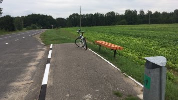 Каждый год езжу в Беларусь,это обычные остановки автобуса по лесной дороге,где то между Гродно и Мостами.Всегда чистые,опрятные,любо дорого взглянуть.