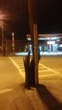 Ну видно же, что конструкция не надежная. В таких ситуациях нужна зеленная изолента.
