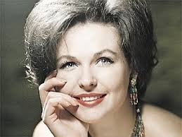 Вивьен Ли совершенно уникальная красотка, и Вертинская тут не идет с ней в сравнение. Скорее ее отдаленно напоминают Фатеева и Полищук правильностью и аристократичностью черт лица.