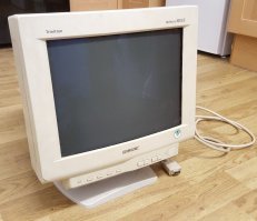 Погуглите по модели - SONY Trinitron Multiscan 100ES
Не, это точно 15. 
Вот он вживую: