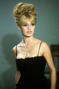 Не вижу сходства ни в одном случае.

а последнее- убило ...Светличная и Бриджит Бардо..??? небо и земля.