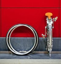 Хм))) ну да у него преимущество.......Он размером почти как зонтик.....без колёс и руля)) Которые то же придётся нести , но только уже в другой руке, либо всё это поместить в рюкзак. А в таком случае он уже ничем не отличается от своих конкурентов, которые к слову более надёжны!