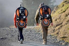 Хм))) ну да у него преимущество.......Он размером почти как зонтик.....без колёс и руля)) Которые то же придётся нести , но только уже в другой руке, либо всё это поместить в рюкзак. А в таком случае он уже ничем не отличается от своих конкурентов, которые к слову более надёжны!