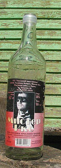 Пфф....Беларусь)У нас производители местного вина"Бырло"(мы его так называем)давно уже украшают разными надписями)Форсаж,Колесо Фортуны,Ягодный Флирт Ягодка моя,и многие,многие другие)))