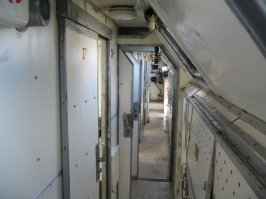 Гостиница. 
1) По конструкции железнодорожный купейный вагон, только всё маленькое, в ширину, в высоту.
2) Кабина (водительская) одна. Справа зеркало, очень выручало. 
Ехать на этой дуре, ночью, по реально узкой просеке, это что то. Просеку делали чтоб только проехать, и со спутника её не было видно, да и рубить меньше. За спиной сидит "командир" которому постоянно кажется что мы сейчас въедем в сосну, крики, ругань, иногда по голове стучали.
А про двухголовые Мазы рассказывали, что справа спереди, реально страшно. Верю, я ведь не могу сразу, я должен сначала поворот немного "проехать" прямо, а уж потом начинать крутить баранку. Пассажиру до последнего кажется что его везут умирать, и вот когда до сосны остаётся всего ничего, Маз поворачивает. Тьфу, тьфу, ничего за время службы не разбил.
Большой ящик над кабиной - кондиционер. Ничему не учили, однажды я самостоятельно этот кондер ради интереса запустил, схлопотал наряд.
3) Служба на учениях в "поле" - проводник вагона. Полы чуток. Отопление включалось выключалось голосовой командой от офицера из купе - тумблером, жарко ему, или холодно офицер всегда прав. За  сушилкой следить. Можно сказать ничего не делал. Чая не было, дуйте в столовую.
4) Пульт управления, телефон. Купе, светомаскировка на окне.
5) Гладильная доска. Слева вроде как ящики с ручками - это умывальники, откидываешь на себя корыто из нержавейки, конструкцию краника не помню, умылся, закрыл. Один раз залили в ёмкости воды, по умывались, не понравилось, больше не делали. А мне что? Меньше забот.

Ещё интересный случай - наблюдение. Маз с кунгом тяжёлый 40 тонн, колёса большого диаметра, плюс каждое колесо имеет независимую подвеску торсион. В результате тряски нет совсем, очень плавно едет. 
Что напоминает? Корабль в море, болтанка.
На учениях когда свернулись, и надо ехать, все рассаживаются по своим местам, а кто без места, лезут ко мне в кунг, места полно. Однажды часть пассажиров села в последнее хвостовое купе. Посмотрите на первую картинку, где центр ходовой части и где хвостовое купе? Когда приехали на место некоторых рвало. Потом стал следить за рассаживанием.