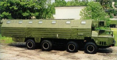 Гостиница. 
1) По конструкции железнодорожный купейный вагон, только всё маленькое, в ширину, в высоту.
2) Кабина (водительская) одна. Справа зеркало, очень выручало. 
Ехать на этой дуре, ночью, по реально узкой просеке, это что то. Просеку делали чтоб только проехать, и со спутника её не было видно, да и рубить меньше. За спиной сидит "командир" которому постоянно кажется что мы сейчас въедем в сосну, крики, ругань, иногда по голове стучали.
А про двухголовые Мазы рассказывали, что справа спереди, реально страшно. Верю, я ведь не могу сразу, я должен сначала поворот немного "проехать" прямо, а уж потом начинать крутить баранку. Пассажиру до последнего кажется что его везут умирать, и вот когда до сосны остаётся всего ничего, Маз поворачивает. Тьфу, тьфу, ничего за время службы не разбил.
Большой ящик над кабиной - кондиционер. Ничему не учили, однажды я самостоятельно этот кондер ради интереса запустил, схлопотал наряд.
3) Служба на учениях в "поле" - проводник вагона. Полы чуток. Отопление включалось выключалось голосовой командой от офицера из купе - тумблером, жарко ему, или холодно офицер всегда прав. За  сушилкой следить. Можно сказать ничего не делал. Чая не было, дуйте в столовую.
4) Пульт управления, телефон. Купе, светомаскировка на окне.
5) Гладильная доска. Слева вроде как ящики с ручками - это умывальники, откидываешь на себя корыто из нержавейки, конструкцию краника не помню, умылся, закрыл. Один раз залили в ёмкости воды, по умывались, не понравилось, больше не делали. А мне что? Меньше забот.

Ещё интересный случай - наблюдение. Маз с кунгом тяжёлый 40 тонн, колёса большого диаметра, плюс каждое колесо имеет независимую подвеску торсион. В результате тряски нет совсем, очень плавно едет. 
Что напоминает? Корабль в море, болтанка.
На учениях когда свернулись, и надо ехать, все рассаживаются по своим местам, а кто без места, лезут ко мне в кунг, места полно. Однажды часть пассажиров села в последнее хвостовое купе. Посмотрите на первую картинку, где центр ходовой части и где хвостовое купе? Когда приехали на место некоторых рвало. Потом стал следить за рассаживанием.