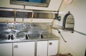 Тут кушали, 
Плита, 
Мойка и окно раздачи ( им не пользовались), 
Титан