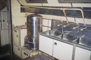 Тут кушали, 
Плита, 
Мойка и окно раздачи ( им не пользовались), 
Титан