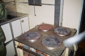 Тут кушали, 
Плита, 
Мойка и окно раздачи ( им не пользовались), 
Титан