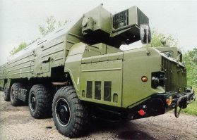 Гостиница. 
1) По конструкции железнодорожный купейный вагон, только всё маленькое, в ширину, в высоту.
2) Кабина (водительская) одна. Справа зеркало, очень выручало. 
Ехать на этой дуре, ночью, по реально узкой просеке, это что то. Просеку делали чтоб только проехать, и со спутника её не было видно, да и рубить меньше. За спиной сидит "командир" которому постоянно кажется что мы сейчас въедем в сосну, крики, ругань, иногда по голове стучали.
А про двухголовые Мазы рассказывали, что справа спереди, реально страшно. Верю, я ведь не могу сразу, я должен сначала поворот немного "проехать" прямо, а уж потом начинать крутить баранку. Пассажиру до последнего кажется что его везут умирать, и вот когда до сосны остаётся всего ничего, Маз поворачивает. Тьфу, тьфу, ничего за время службы не разбил.
Большой ящик над кабиной - кондиционер. Ничему не учили, однажды я самостоятельно этот кондер ради интереса запустил, схлопотал наряд.
3) Служба на учениях в "поле" - проводник вагона. Полы чуток. Отопление включалось выключалось голосовой командой от офицера из купе - тумблером, жарко ему, или холодно офицер всегда прав. За  сушилкой следить. Можно сказать ничего не делал. Чая не было, дуйте в столовую.
4) Пульт управления, телефон. Купе, светомаскировка на окне.
5) Гладильная доска. Слева вроде как ящики с ручками - это умывальники, откидываешь на себя корыто из нержавейки, конструкцию краника не помню, умылся, закрыл. Один раз залили в ёмкости воды, по умывались, не понравилось, больше не делали. А мне что? Меньше забот.

Ещё интересный случай - наблюдение. Маз с кунгом тяжёлый 40 тонн, колёса большого диаметра, плюс каждое колесо имеет независимую подвеску торсион. В результате тряски нет совсем, очень плавно едет. 
Что напоминает? Корабль в море, болтанка.
На учениях когда свернулись, и надо ехать, все рассаживаются по своим местам, а кто без места, лезут ко мне в кунг, места полно. Однажды часть пассажиров села в последнее хвостовое купе. Посмотрите на первую картинку, где центр ходовой части и где хвостовое купе? Когда приехали на место некоторых рвало. Потом стал следить за рассаживанием.