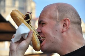 На пражских улицах знатная кухня на всяких грилях.