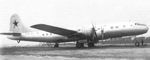 Это ту-70. Да, он так и остался в единственном экземпляре. Но опыт его создания в дальнейшем пригодился, когда на основе ту-16 строили лайнер ту-104. А тот дал небо массовому Советскому гражданину. Не как мечту, а как часть быта.