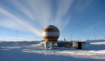 это что-то))))
1. 150 лет чтоб долететь до другой галактики? Еслиб было так то до марса за 15 мунит бы добрались. А нужен не корабль, а движитель, все остальное уже есть в той или иной степени готовности.
2. Киборги, уже есть пусть на начальном этапе но есть посмотрите на кардиостимулятор или протез руки/ноги, штифт в колене, думаю даже собрать Росомаху из адамантиева скелета можно уже сейчас.
3. Если ИИ будет умнее нас то и мы ему будем не нужны. зачем ИИ для освоения космоса? чтоб управлять кораблем пока мы в гибернации? тут ИИ не нужен достаточно просто суперкомпьютера.
4. Это тоже уже работает вспомните овечку доли, или ЭКО, дети из пробирки факт недалекого будущего, остался маленький шажок, рабочий инкубатор имитатор матки, думаю желающих вырастить ребенка не подвергая его различным опасностям в материнской утробе и без реальных родов изменяющих всю генетику материнского тела, будет хоть отбавляй. 
5. Модификация чтоб не старели это уже после выхода в космос, у нас и так на матушке земле перенаселение, добавьте еще 50 лет жизни, и через 100 лет будем сидеть друг на друге, только ПФР польза от этого))).
6. Название поста 10 вещей которые понадобятся на для освоения космоса, Эволюция это не вещь и она идет несмотря ни на что, хотите вы этого или нет, но это не пятиминутка.
7. Мне эта теория нравится. за это пять.
8. Сфера дайсона, нам никак не нужна чтоб лететь  космос осваивать миры, она нужна когда миров уже нет в ближайшей галактике, и если мы найдем внезапно цивилизацию которая сможет построить такое сооружение, мы для них не более чем новый вид инфузории.
9. сможет возникнуть вода))))) ржака, из чего возникнуть? А вообще терраформирование это очень серьезно, этот этап очень далеко, гораздо проще создать замкнутую экосистему, чем поменять чотто на отдельной планете,  вангую сидеть нам в сферах еще с тыщу лет.
10.тут вообще все в кучу ДНК, бактерии, ну записали ну отправили и что? человек из бактерии? или мы тут подождем 100 миллионов лет пока жизнь там зародится и они там для нас города построят?
А вообще почему тут не обкатывают системы выживания на других планетах, купола системы обеспечения, есть же места, океанское дно, южный полюс, а то посмотришь на те станции плакать охота, на марсе мы тоже в контейнерах жить будем?