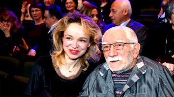 этот тоже был счастлив до поры до времени, а потом стране запарили рассказывать какой сволочью оказалась виталина, да сколько передач при этом сделал малахов