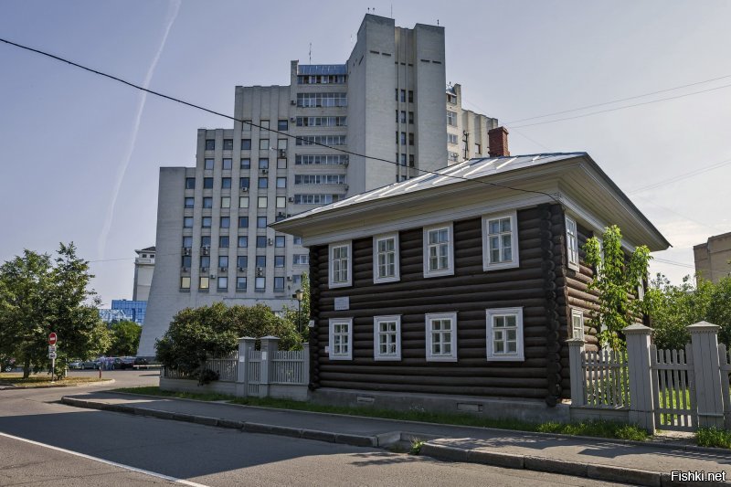 В Сольвычегодске Иосиф Сталин (Джугашвили) был дважды. Впервые он был сослан сюда в 1909 году, тогда он проживал в доме 28 по улице Ленина, а потом, в 1911 году, его поселили в доме Марии Кузаковой по ул.Ленина, д. 31 (1903 года постройки). 
---

Вот же, как. Николашка намбер ту ещё в начале века улицы именем Ленина называл.
У нас, в Вологде, чуток попроще - улица Маши Ульяновой. (Тогда же, видимо, назвали).

Музей "Вологодская ссылка"

В заду фото - Правительство Вологодской обл.  И слева - 1% здания Налоговой.