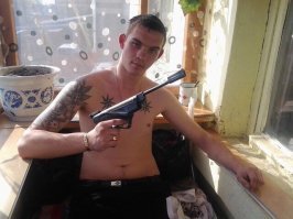 А че, четкий парень в руках пневмат с глушителем. Всем окрестным воронам хана!!!!