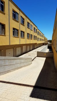 Материковая Европа,а точнее все большие города - это ещё те джунгли. Я живу в островной Европе. Тут посвободнее,нет высотной застройки и по сему относительно свободно. Я тут   Вот социальное жильё ,тут да немного поскромнее. Тупо въезд во двор,гараж и простенькая двухуровневая квартирка, но по любому не плохо