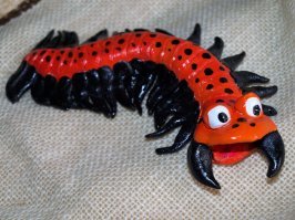 Вообще-то дети обожают страшилки. Я часто награждала три лучших рисунка детей собственноручно сделанной мелочевкой. Самыми любимыми призами были маленькие страшилища. Дети их обожали. И чем страшнее, тем больше писк, визг и восторг.