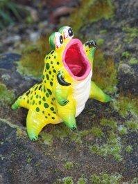 Вообще-то дети обожают страшилки. Я часто награждала три лучших рисунка детей собственноручно сделанной мелочевкой. Самыми любимыми призами были маленькие страшилища. Дети их обожали. И чем страшнее, тем больше писк, визг и восторг.