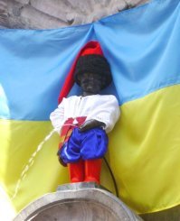 обратите внимания на цвет одежды мальчика . хохлы так и не поняли что Русский писает на их флаг.