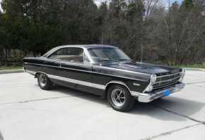 Да, да, конечно.
Форд 1955 года Fairlane 500 R-Code   57 экземпляров
Модель появилась в 1955 году и до 1962 года была единственным фордовским крупногабаритным авто. Для того, чтобы он был конкурентоспособным на рынке маслкаров, Форд позже модернизировал его. Автомобиль стал основой линий Торино и Кобра. Его оснастили двигателем 50, позже 500 R-Code. Буква R обозначала, что в машине четырехкамерный карбюратор, который позволял вырабатывать 425 лошадиных сил. 

Источник:  © Fishki.net