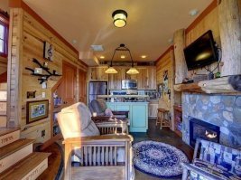 40% американских домов так же стоят посреди леса.

электричество - проложен в земле кабель.
вода - подведена холодная вода.
канализация - чаще всего ставится септик.
обогрев - вероятнее всего как и в 90% американских домов - электрический.
ну и судя по количеству дверей на этой фотографии у дома есть помещения, про которые автор статьи не упомянул.