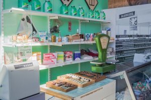 Помню в начале семидесятых у нас открылся магазин "Океан". Тогда ещё пацаном, я бегал туда покупать рыбную мелочь для своего кота. Там впервые увидел импортные кассовые автоматы которые взвешивая товар и сразу печатали наклейку с весом и ценой товара. Только прослужили они не долго, скоро всё заменили классические счёты, позолявшие обвешивать покупателя.