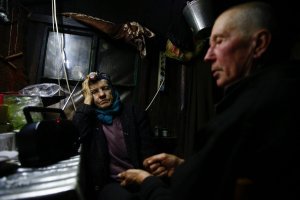 Без электричества сидят..... Пилот на стене, как картина, на память...